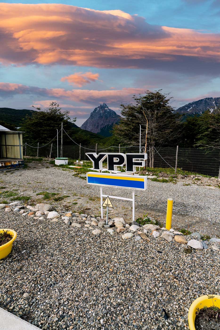 cartel YPF y entorno